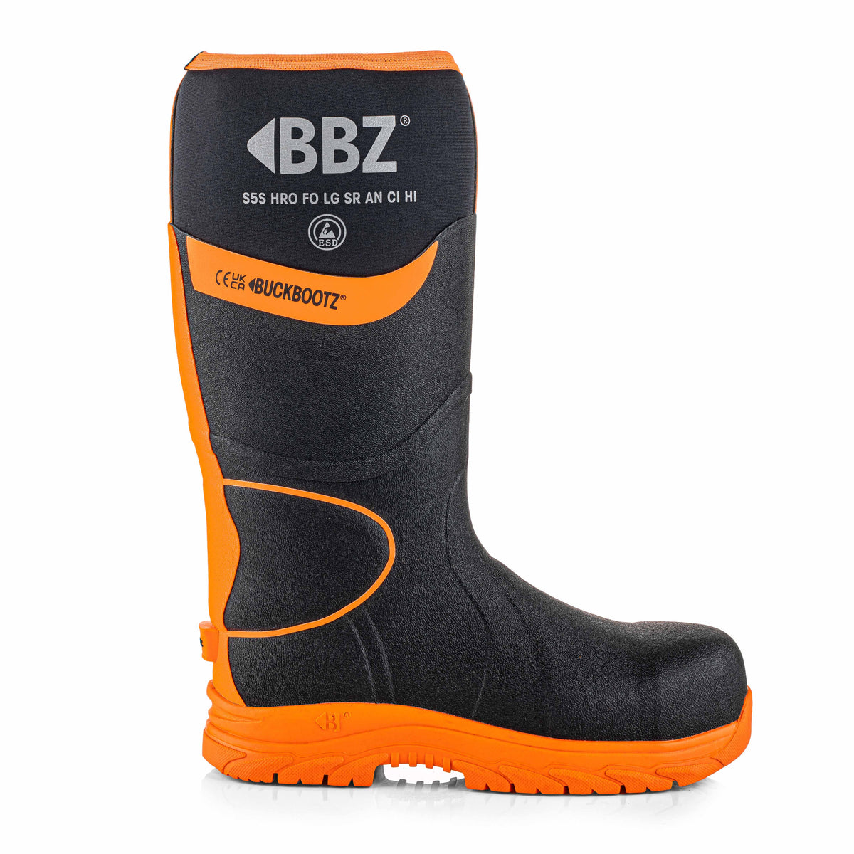 Buckbootz BBZ8000 veiligheidslaars van rubber/neopreen – zwart met gele zool op een bouwplaats met grind